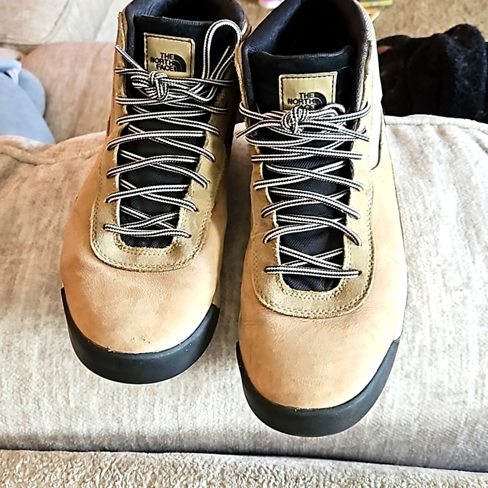 The North Face back to Berkeley mid-boot size 11